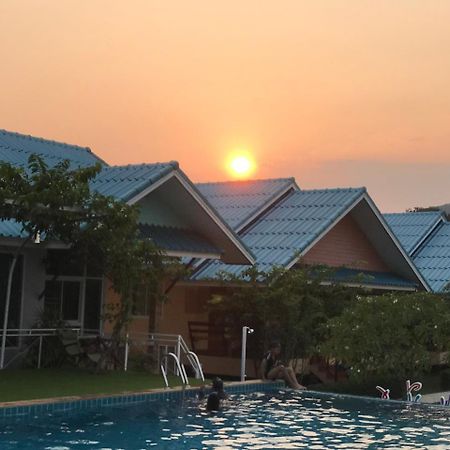 Sangtong Beach Resort Laem Sing Exterior photo