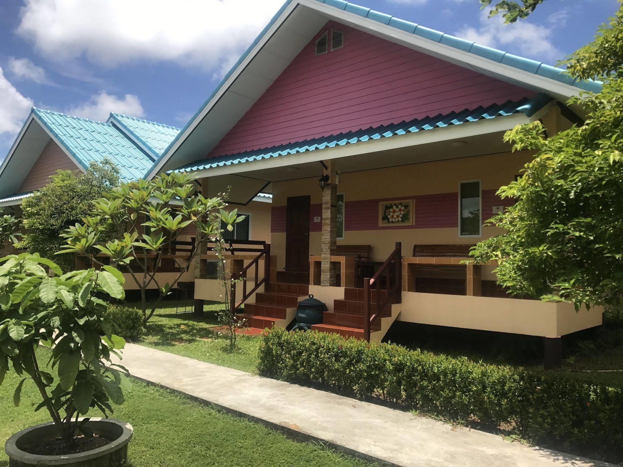 Sangtong Beach Resort Laem Sing Exterior photo