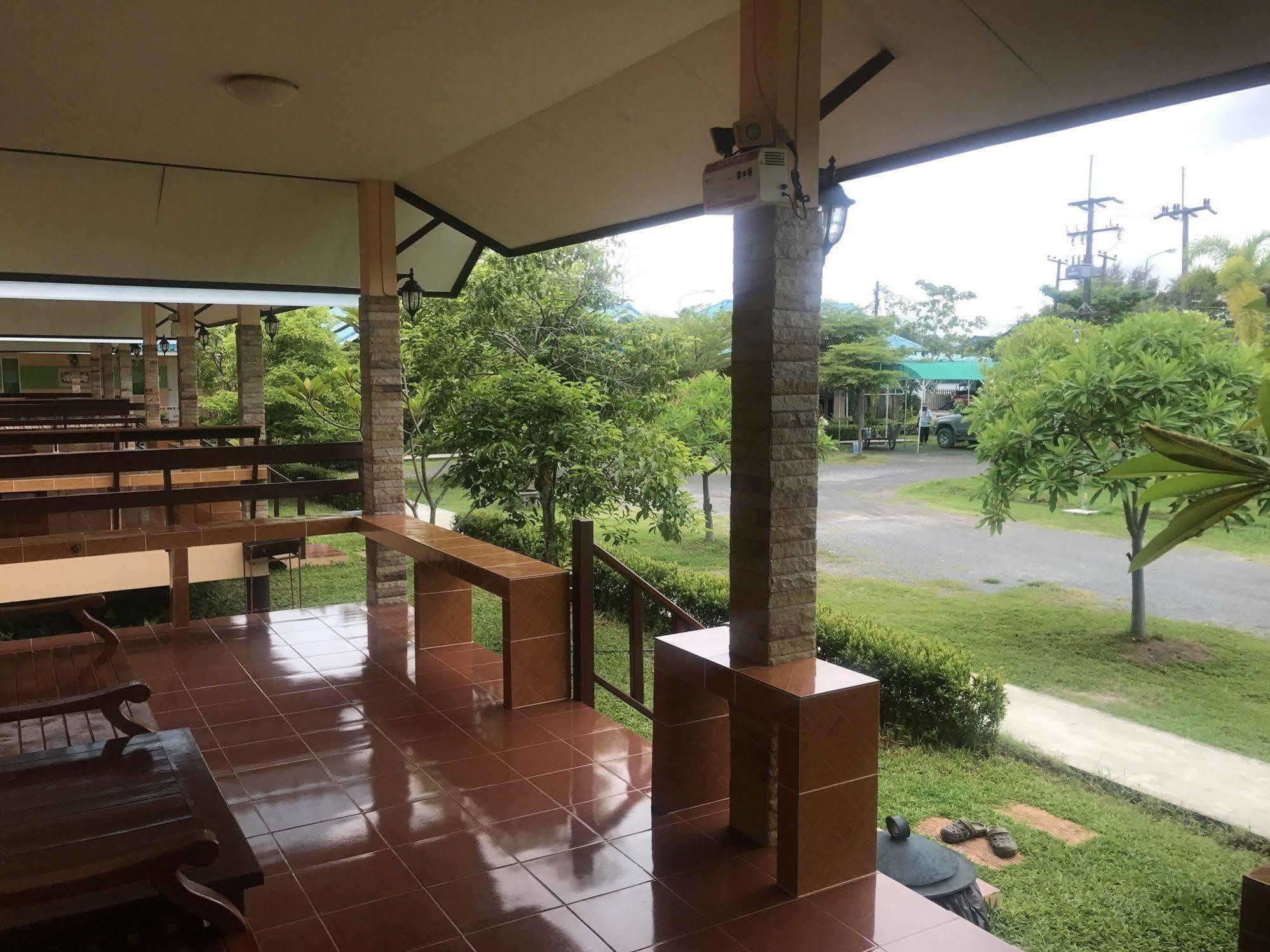 Sangtong Beach Resort Laem Sing Exterior photo